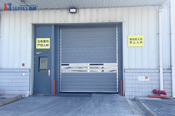 冲压车间重型物流通道用硬质快速门，高频运行增效节能